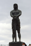 Statue de la Sentinelle de la Liberté représentant Lapu-Lapu. Lapu Il était le roi de l'île de Mactan, aux Philippines, qui est connu comme le premier habitant de l'archipel à avoir résisté à la colonisation espagnole et le meneur de la bataille de Mactan au cours de laquelle Fernand de Magellan mourut.