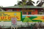 Lapu-Lapu - Les écoles colorées des Philippines. Les étudiants portent un uniforme dont la couleur est distinctive de chaque école