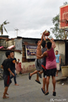 Bulacan - On est loin du parquet du superbe Philippine Arena. Imaginez ce panneau de basket dans la fourche de 2 rues et ce panneau est au centre.