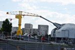 The crane "Titan Jaune" opposite the museum "Le Maillé-Brézé"
