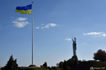 Statue de la Mère Patrie avec le drapeau Ukrainien